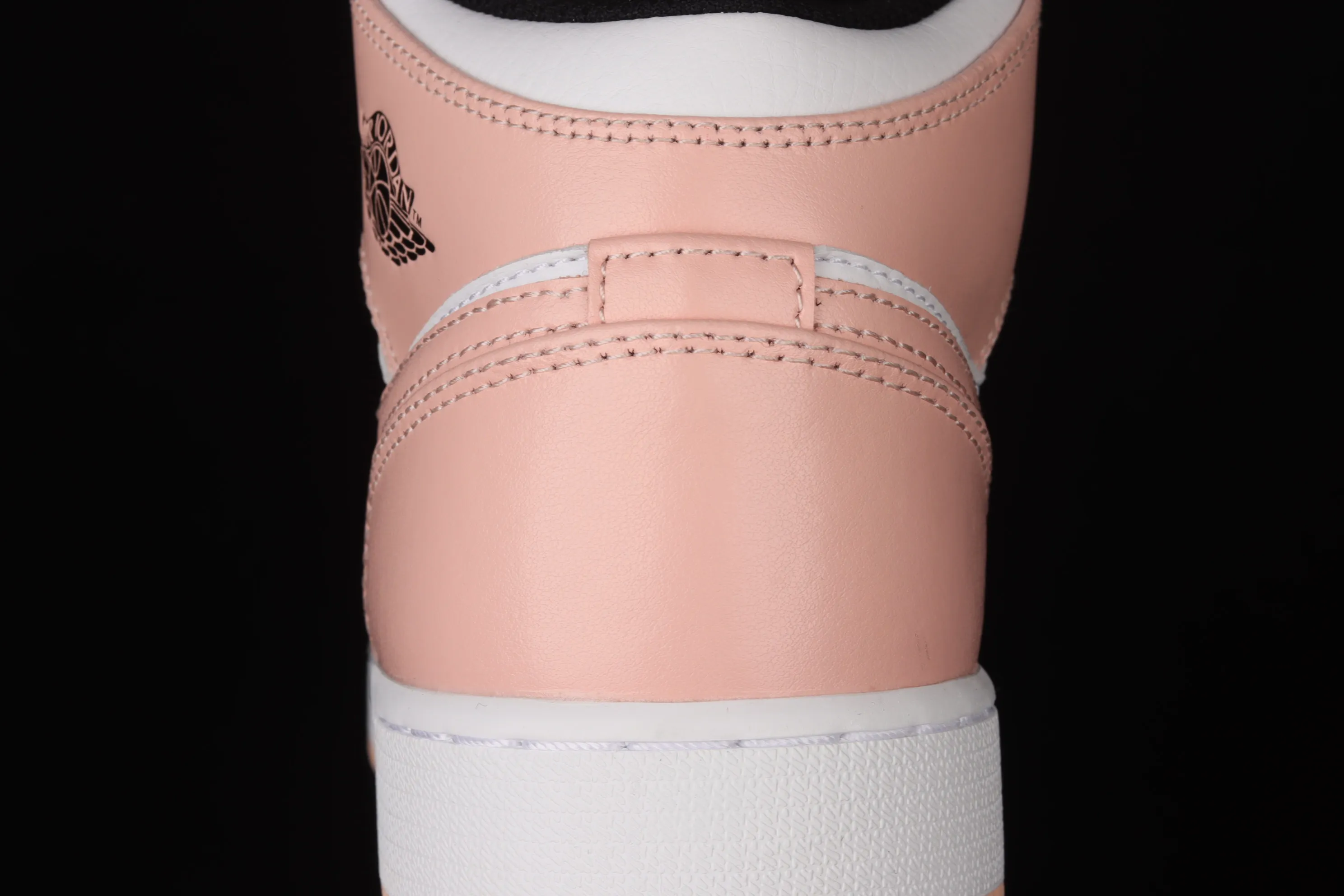 All categories Air Jordan Jordan series basketball shoes Air Jordan 1 Mid G version pure original Air Jordan 1 Mid AJ1 Joe 1 black and white powder Zhongbang basketball shoes 554725-133